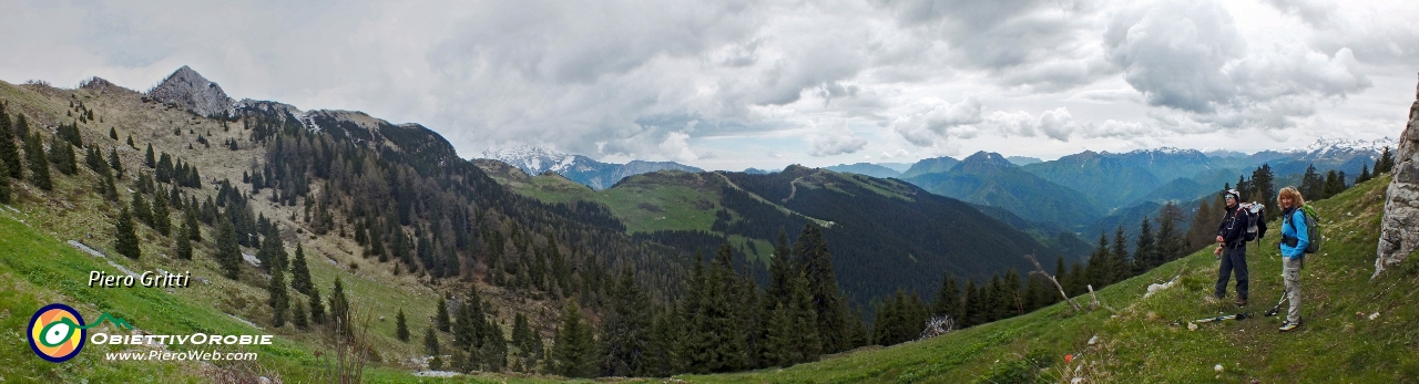 84 Panoramica dalla Baita del Monte Secco verso Torcola Vaga e Pizzo Badile....jpg